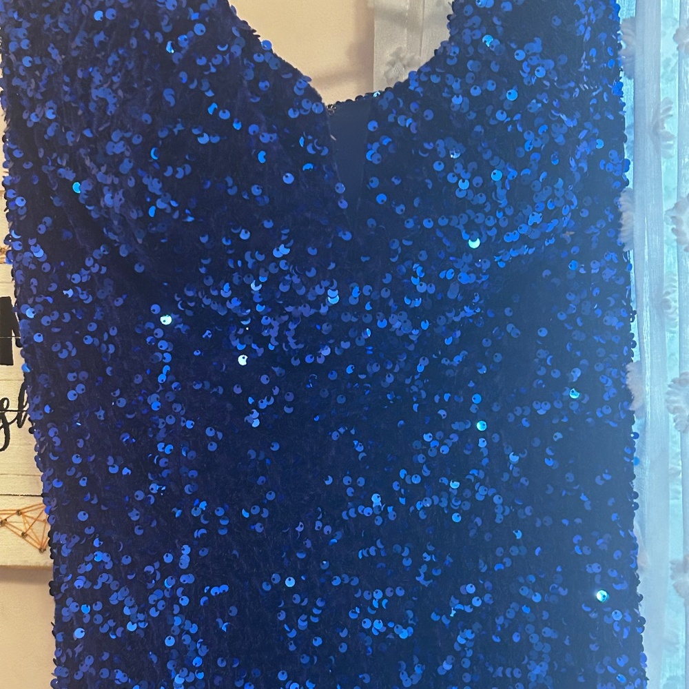 Blue sequence gown - Picture 3 of 4